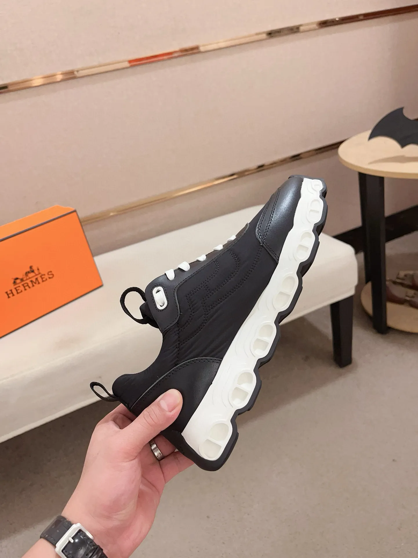 Factory price: 460💰《HERMES》【Classic Original Version】Hermès; Top 🔝 Purchasing Agency 🔍🔍 Men's latest 🇺🇸 counters are on sale simultaneously, original imported from Italy ▲▲First-layer cowhide ▲▲ (high-end, extravagance and class) times) Exquisite workmanship (Italian 🇮🇹Imported water-dyed 🐂cowhide lining) sole: Original sole provided by the original factory, ⚠️exclusive double-layer activity·TPR·rubber·combined molded outsole; super comfortable·wear-resistant·non-slip·environmental protection The real thing is more beautiful if you take the real thing (high quality, follow the order), you can enter and exit the counter at will * Number of yards: 38·39·40·41·42·43·44# (can be customized 45.)